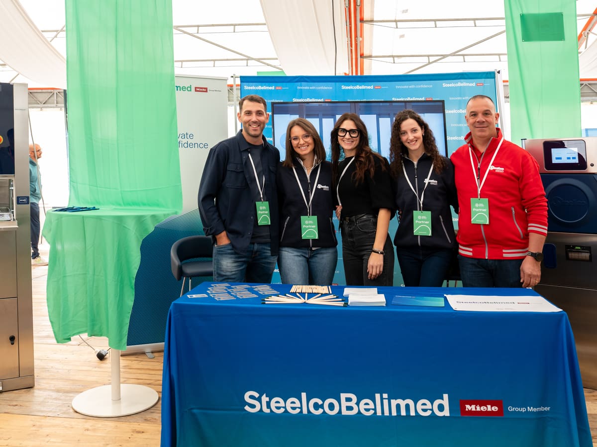Lo stand di Steelco Belimed a Vision Garden, con il team dietro al banco